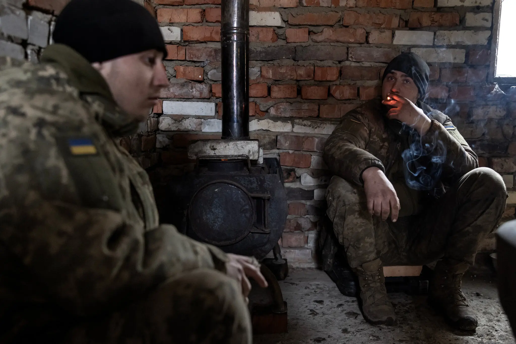 Українські військові сховалися в гаражі в селі біля російського кордону через кілька годин після повернення з Курської області.